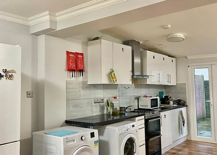 Double Room In Colindale With Shared Bathroom