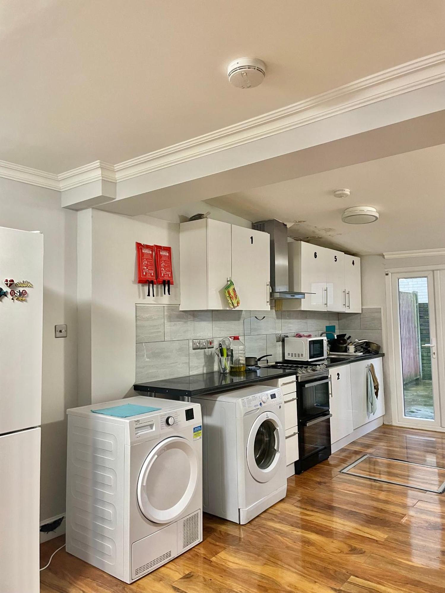 Double In Colindale With Shared Bathroom * Edgware