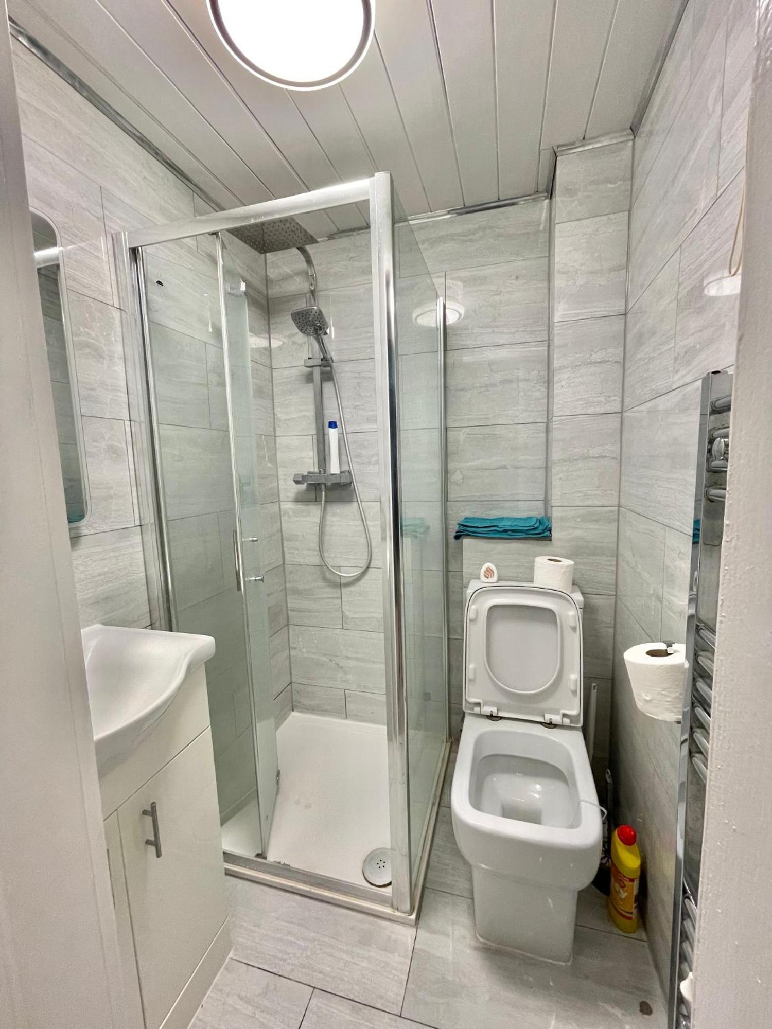 Double In Colindale With Shared Bathroom Séjour chez l'habitant *